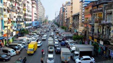 Yangon, Myanmar - 14 Şubat 2018: Çok sayıda park edilmiş arabalar, yayalar ve yol boyunca düzensizce hareket hamallar, trafik şehir yavaş ve ağır, 14 Şubat Yangon içinde olun.