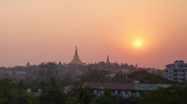 Shwedagon Zedi Daw Pagoda, Bahan İlçesi, Yangon, Myanmar Singuttara tepenin üst kısmında yer alan üzerinde günbatımı gökyüzü.