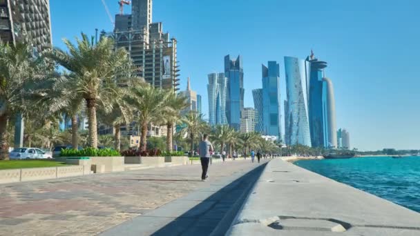 Doha Qatar Febbraio 2018 Passeggiata Lungo Lungomare Corniche Nel Quartiere — Video Stock