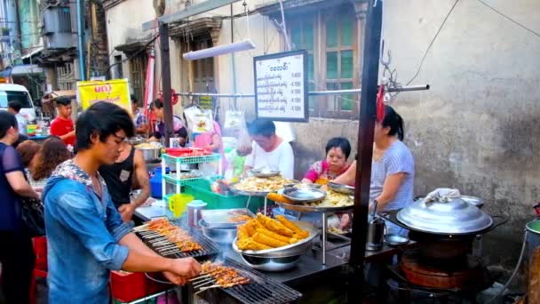 ヤンゴン ミャンマー 2018 おいしいバーベキュー チキン 串に刺した肉のグリル 日ヤンゴンその他郷土料理を中華街でオープンエア キッチン — ストック動画