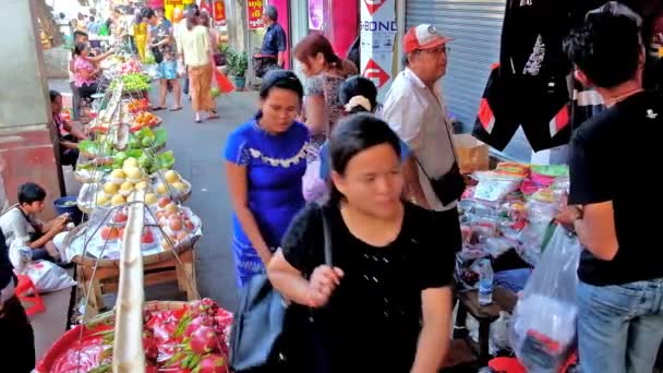 チャイナタウンでマハ Bandula 大通りの狭い通路は 日にヤンゴンで新鮮な熱帯フルーツ スナック カオスの食品市場と占められるヤンゴン ミャンマー 2018 — ストック動画