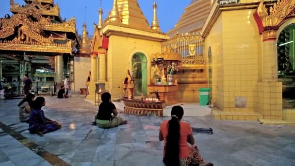 Янгон Мьянма Февраля 2018 Года Буддийские Молящиеся Время Молитвы Пагоде — стоковое видео
