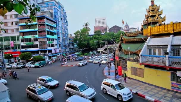 Yangon Mianmar Fevereiro 2018 Tráfego Rotunda Antigo Pagode Sule Dos — Vídeo de Stock