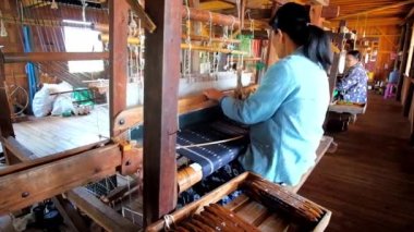 Inle Gölü, Myanmar - 18 Şubat 2018: Artisan Inle Gölü, Inpawkhon köyünde 18 Şubat Inle Gölü içinde bulunan el dokuma tezgahı atölyede, üzerinde ipek kumaş örgüleri Birmanya.