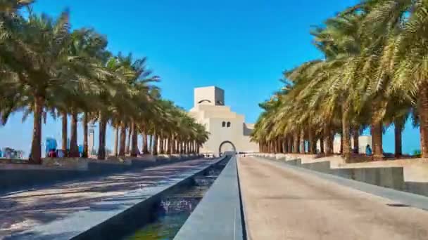 Doha Qatar Februar 2018 Spaziergang Entlang Der Palmenreihen Zum Museum — Stockvideo