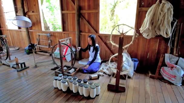 Inle Lake Myanmar Февраля 2018 Года Бирманский Ремесленник Прядет Пряжу — стоковое видео