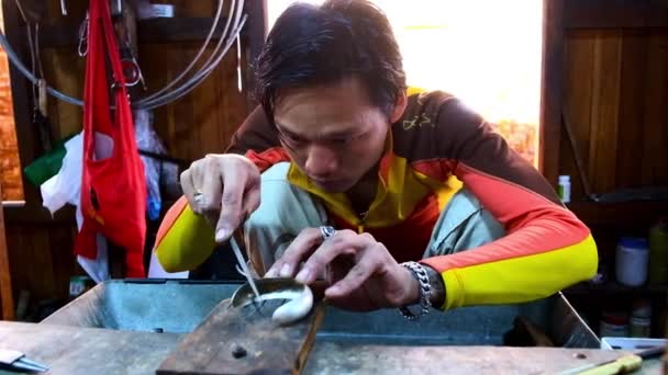 Inlemeer Myanmar Februari 2018 Birmese Zilversmid Polijst Armband Van Workshop — Stockvideo