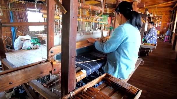 Inle Lake Myanmar Februari 2018 Den Burmesiska Hantverkare Väver Silk — Stockvideo
