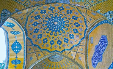 Madraseh Isfahan, İran'ın parlak kubbede