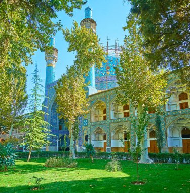 Eski madraseh, Isfahan, Iran gölgeli bahçede