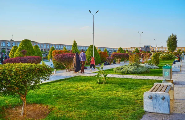 庭のイマーム広場、エスファハーン、イランの中を歩く — ストック写真