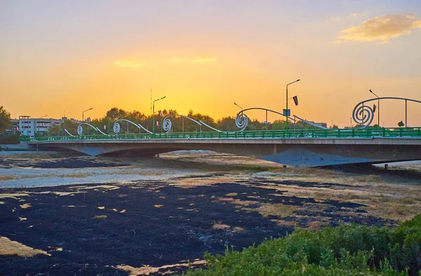 De zonsondergang over de brug Ferdowsi in Isfahan, Iran — Stockfoto