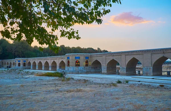 Este a folyóparti park Isfahan, Irán — Stock Fotó