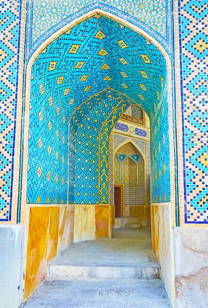 The narrow corridor of Chaharbagh madraseh, Isfahan, Iran — Stock Photo, Image