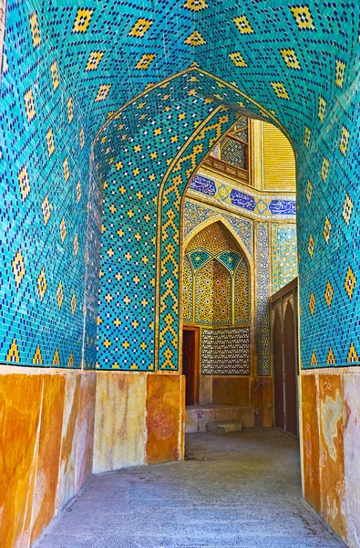 Upptäck medeltida Chaharbagh madraseh, Isfahan, Iran — Stockfoto