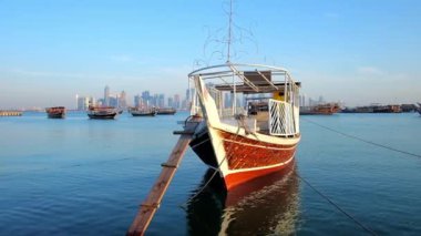 Eski ahşap dhow tekne yavaş yavaş liman Doha oteli sallanan, bu gemi için çok popüler balıkçılık ve romantik geziler Basra Körfezi kıyısında, Katar.