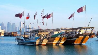 Dhow tekneler ve Basra Körfezi parlak mavi suları üzerinde ön, Doha, Katar ile hafif sis içinde Al Dafna bölgesinde gökdelenler sabah görünümünü.