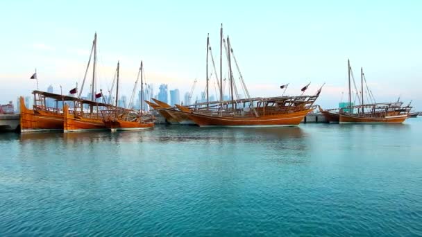 コーニッシュの遊歩道は カタールのドーハ港に停泊する風光明媚な木造船 ダウ船のビューを開く — ストック動画