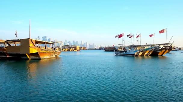 Los Barcos Dhow Madera Puerto Doha Numerosos Rascacielos Cubiertos Neblina — Vídeos de Stock