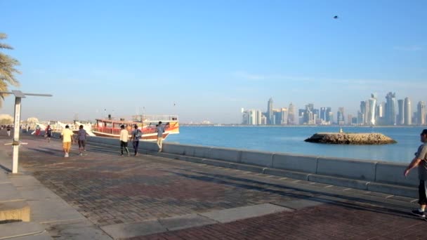 Doha Qatar Februari 2018 Morgon Corniche Promenade Med Utsikt Walking — Stockvideo