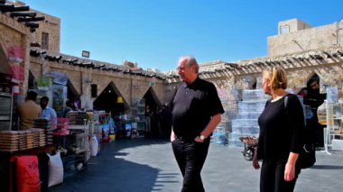 Doha, Katar - 13 Şubat 2018: The Birds piyasasının Souq Waqif gürültülü ve kalabalık bir yer, yerliler onu belgili tanımlık pets seçmek için ziyaret ve turistler Şubat 13 Doha otantik yer keşfetmek için