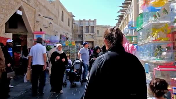 Доха Катар Февраля 2018 Года Населенный Шумный Узкий Переулок Сук — стоковое видео