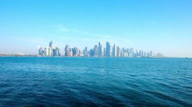 Dalgaların yüzey Basra Körfezi'nin ve modern iş Al Dafna bölgesinde arka planda, Doha, Katar gökdelenler.