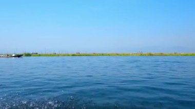 Inle Gölü Myanmar en popüler turistik merkezlerinden biri, yerli halk geleneksel el sanatları atölyeleri, eski tapınaklar ziyaret ile ilginç tekne turları teklif ve kayan çiftlikleri keşfedin.