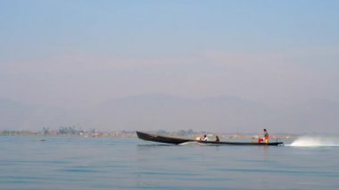 Turistler arka plan, Shan devlet, Myanmar Inle Gölü manzaralı sisli dağlar boyunca tekne gezilerine tadını çıkarın..