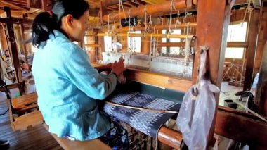 Inle Gölü, Myanmar - 18 Şubat 2018: ipek Tekstil atölyesinde eski geleneksel el tezgah üzerinde üreten, Inle Gölü Inpawkhon köyünde 18 Şubat Inle Gölü içinde bulunan.