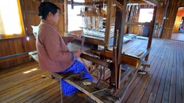 Inle Gölü, Myanmar - 18 Şubat 2018: Üretim ipek kumaş - Birmanya kadına iş Atölyesi, Inle Gölü Inpawkhon köyünde 18 Şubat Inle Gölü içinde bulunan el dokuma tezgahı ile.