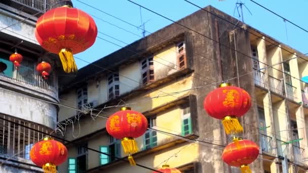 中国の新年の祭典 春祭り チャイナタウン ヤンゴン ミャンマー中にダウンタウンにマハ Bandula 道路上の赤い提灯の行 — ストック動画