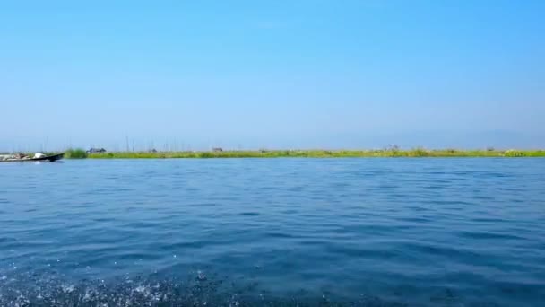 茵莱湖湖是缅甸最受欢迎的旅游胜地之一 当地人提供有趣的乘船旅行 参观传统手工艺作坊 古老的寺庙和发现浮动农场 — 图库视频影像