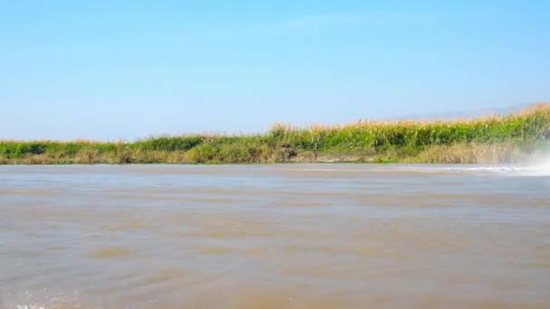 Die Bootsfahrt Auf Dem Inle See Mit Blick Auf Landwirtschaftliche — Stockvideo