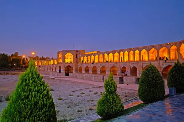 Vyn på Khaju bridge från park, Isfahan, Iran — Stockfoto