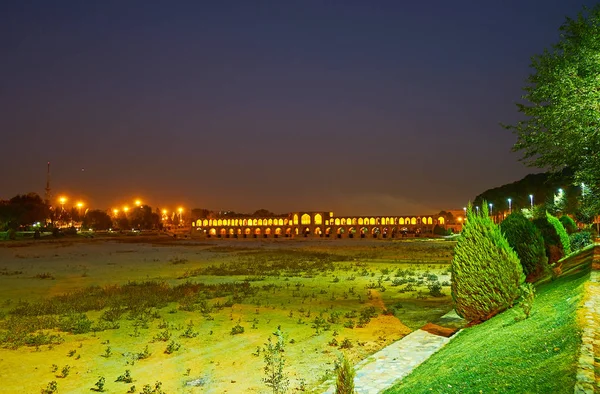 Zelená břehu řeky Zayandeh, Isfahan, Írán — Stock fotografie