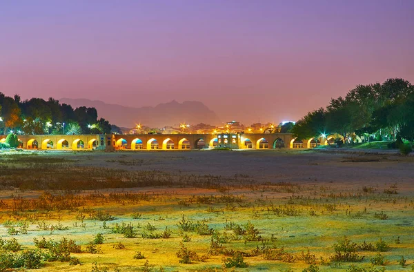 Joui brug in avond lichten, Isfahan, Iran — Stockfoto