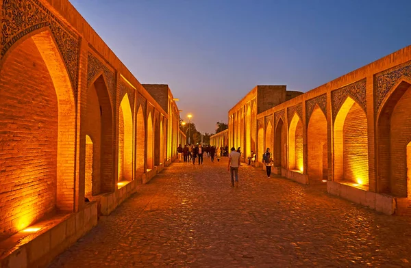 Passeggiata lungo il ponte Khaju, Isfahan, Iran — Foto Stock