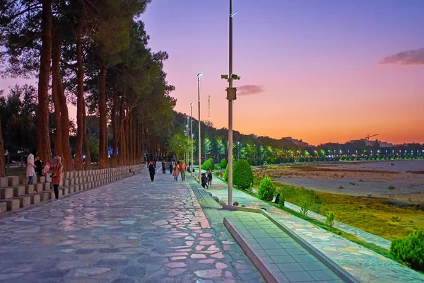 Passeggiata serale nel parco Moshtagh-e Aval di Isfahan, Iran — Foto Stock