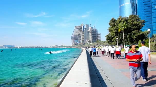 Dauha Katar Lutego 2018 Codzienny Spacer Nadmorskiej Promenadzie Corniche Ciągnących — Wideo stockowe