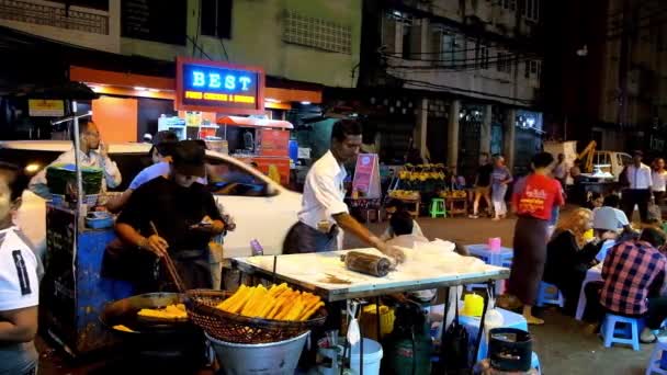 缅甸仰光 2018年2月14日 传统街头食品在 Bandula 街咖啡厅 厨师揉和模具面团 然后准备脆馅饼在油炸锅 在2月14日在仰光 — 图库视频影像