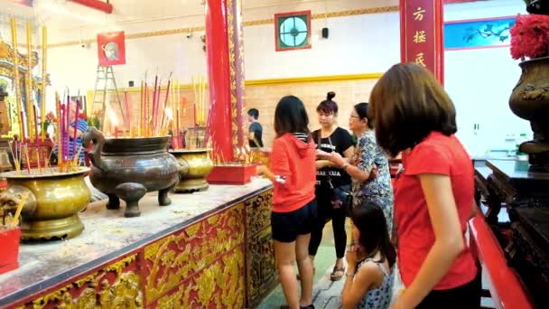 缅甸仰光 2018年2月14日 在中国观音 Gumiao 佛教寺庙的祭坛上的信徒在圣殿 Bandula 唐人街 2月14日在仰光 — 图库视频影像