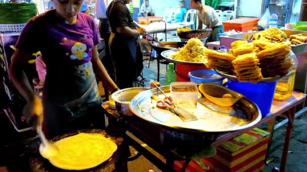 Yangon Myanmar February 2018 Young Girl Cooks Traditional Burmese Street — Stock Video