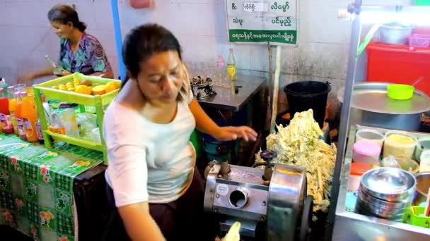 Yangon Myanmar Februari 2018 Birmese Vrouw Maakt Suikerriet Sap Met — Stockvideo