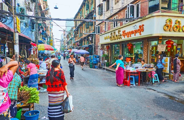 The street of Chinatown market, Rangún, Myanmar — Foto de Stock