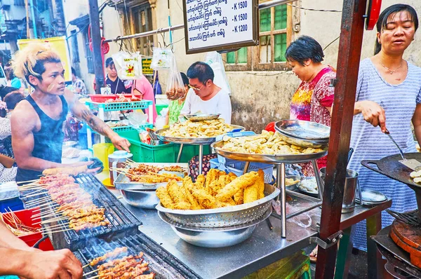 Азіатський безпритульних продовольства, місті Yangon, М'янма — стокове фото