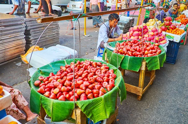 Rose äpplen i Chinatown marknad för Yangon, Myanmar — Stockfoto