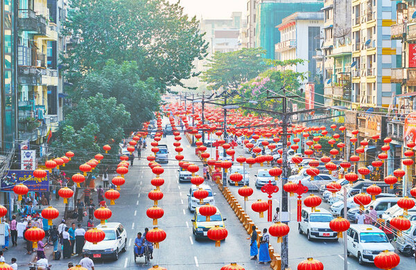 Улица красных китайских фонарей, Янгон, Мьянма
