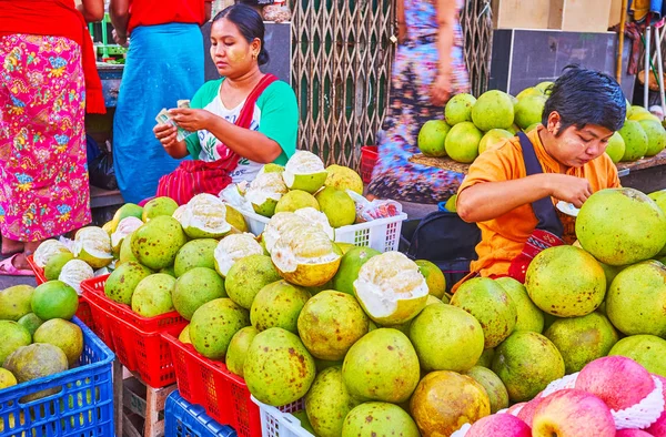 Pomelo leverandører i Yangon, Myanmar - Stock-foto