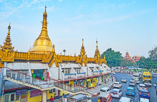 Trafik på gyllene Sule Pagoda, Yangon, Myanmar — Stockfoto